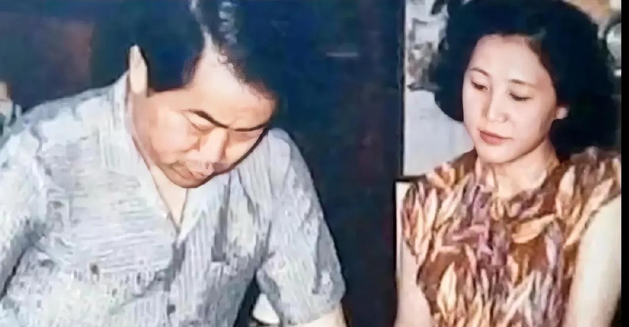 她是范曾的第三任妻子楠莉（原名张桂云）。1939年出生的她小范曾一岁，并陪伴了范