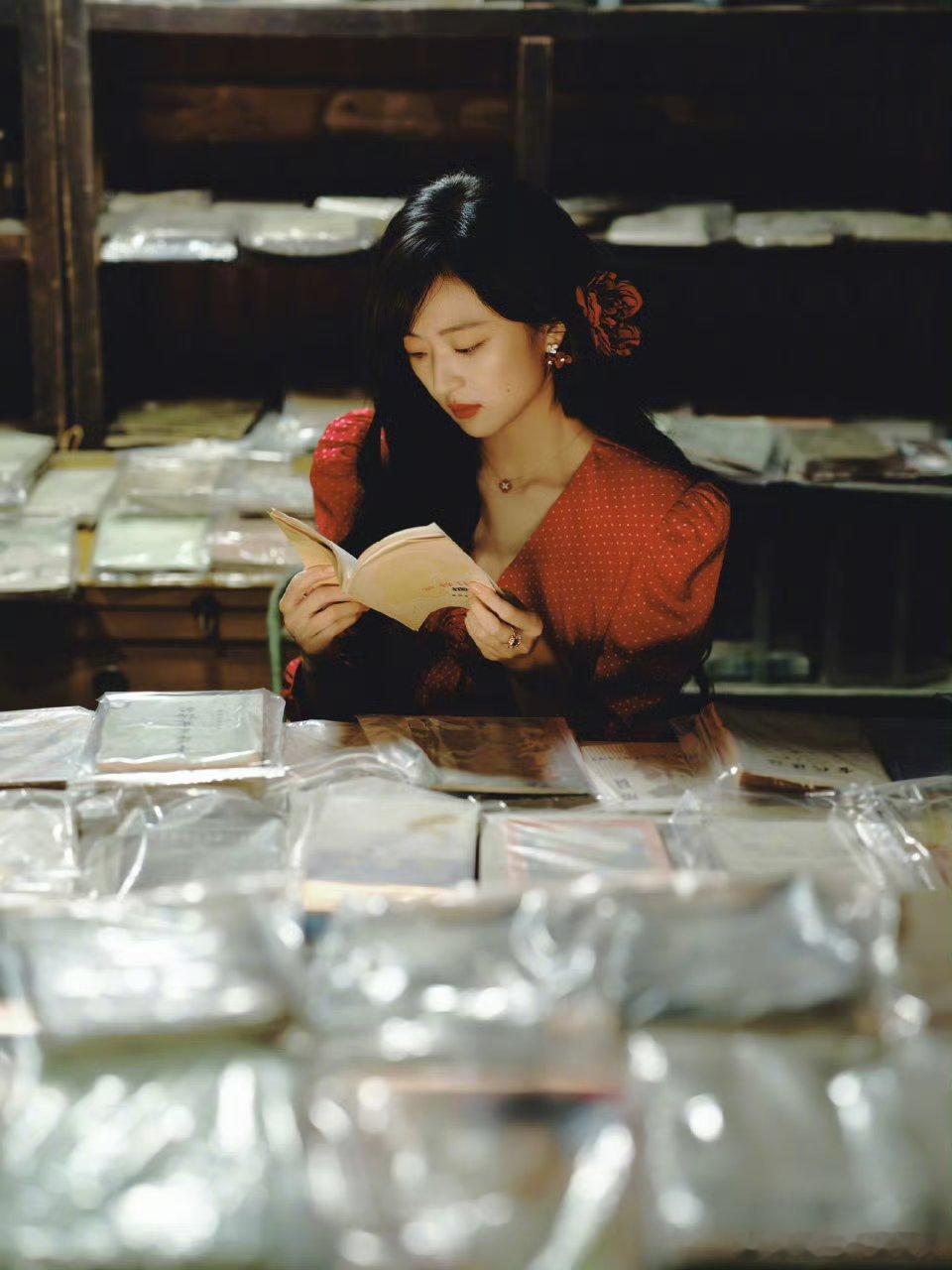 孙千经济上行时期的美孙千这身红裙，完美诠释了经济上行时期的美，明艳大方、舒展自