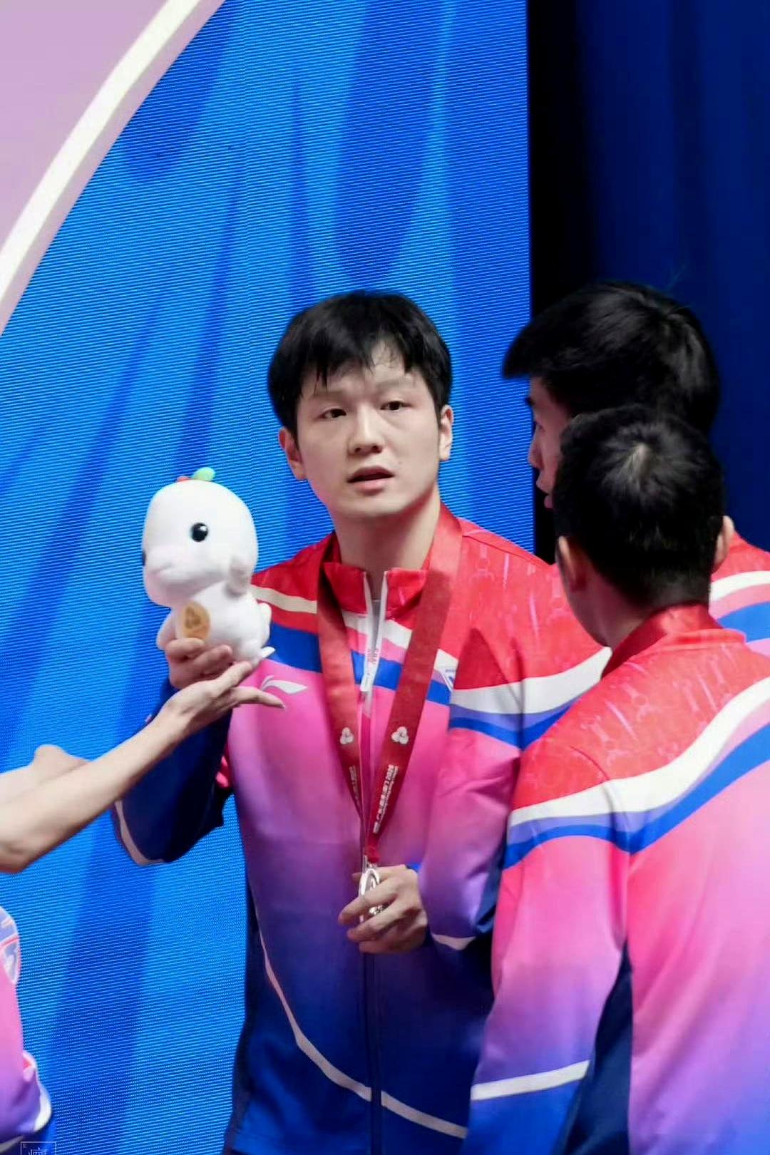 笑不活了！谁能想到，在赛场上个个都是“拼命三郎”的国手们，私下里为了个玩具能这么