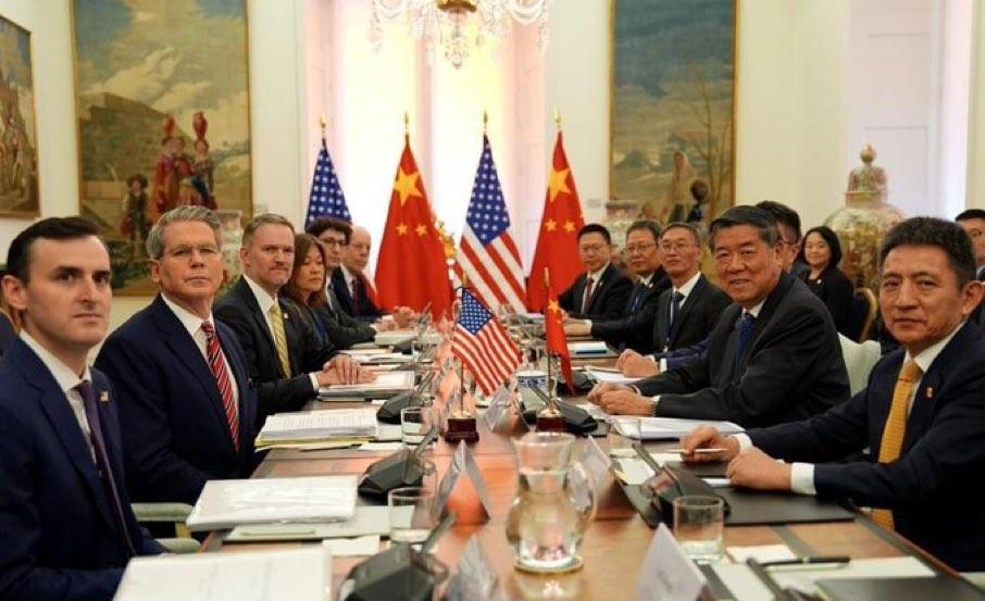 中美两国15日在西班牙马德里的谈判现场，双方表情对比实在是太强烈了：美方代表