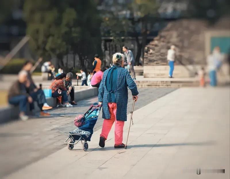 刚才在菜市场逛的时候，瞅见了个特暖人的事儿。一个卖豆腐的大姐，正忙着招呼客人呢，