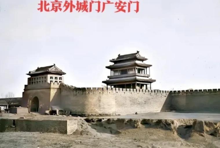 1957年，北京永定门城楼因为“妨碍交通”被拆除。48年后，果不其然开始复建永定