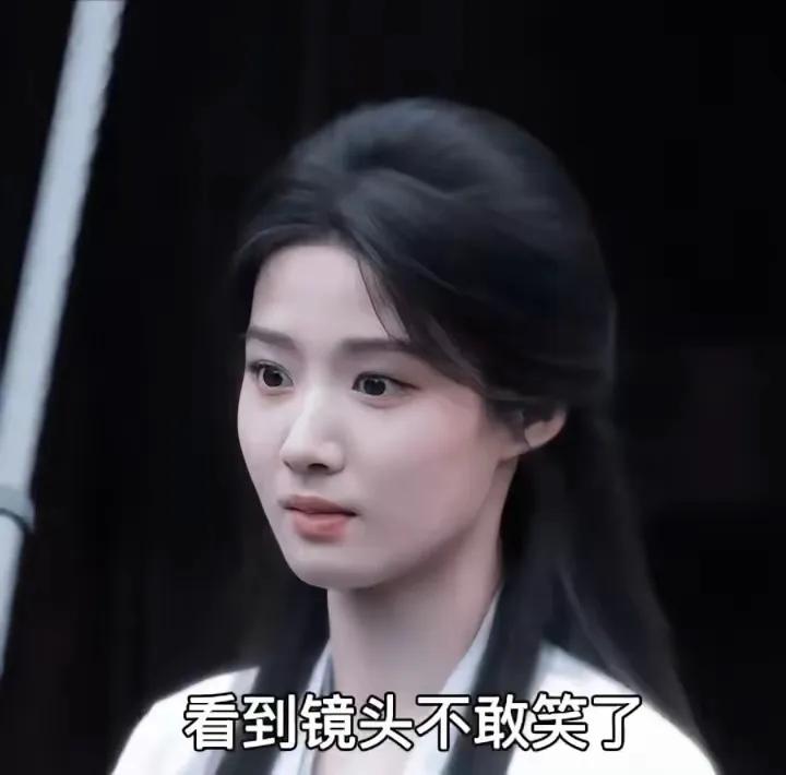 王楚然和卢昱晓上热搜，因为“笑”。一个是不能笑，一个是不能不笑，对，两人面对镜