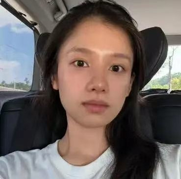 继张婧仪的眉骨遮阳后，又见识到了T区自带提亮，好有权威的素颜​​​