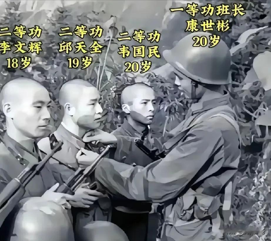 80年代，老山前线这是突击队员出发前，班长为他们整理着装，一个小时后，四名战士