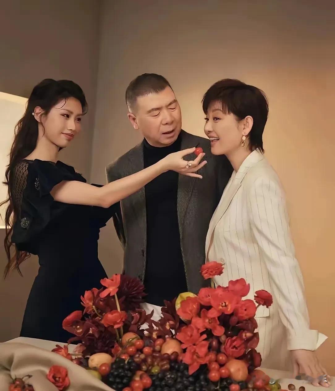 冯小刚养女徐朵对徐帆没有尊重可言，她在北京住着500万豪宅，穿999元拖鞋，过着