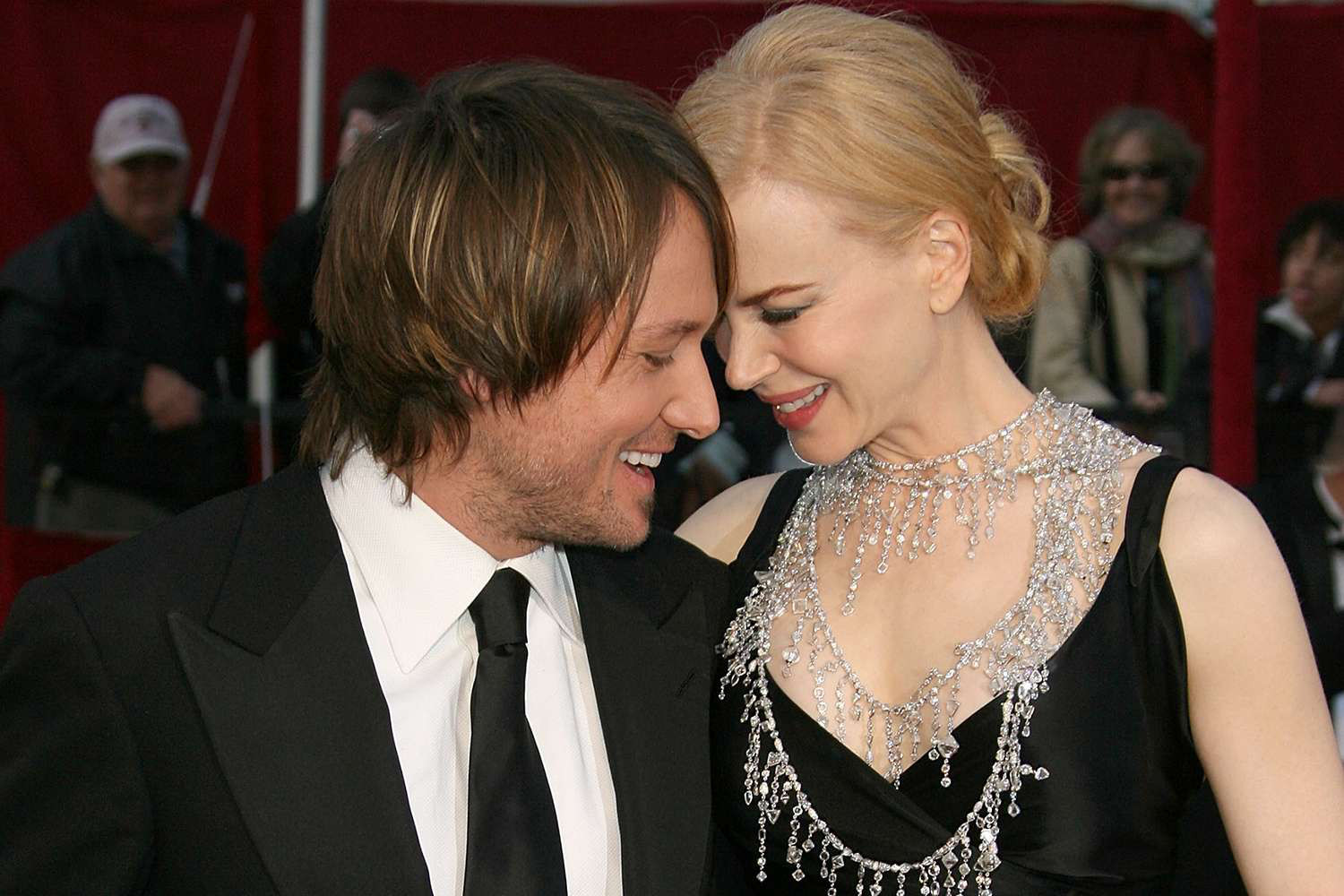 据TMZ，KeithUrban基思厄本与妮可基德曼分手后已经与新女友在一起了！