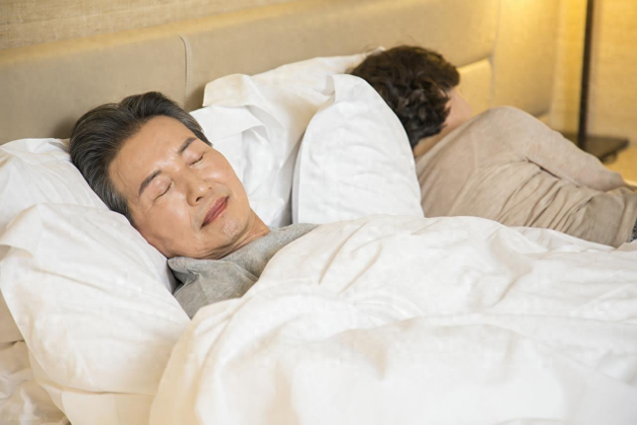 别让老人睡太早！研究表明：60岁后，最佳睡觉时间，快对照看看很多子女觉得让老