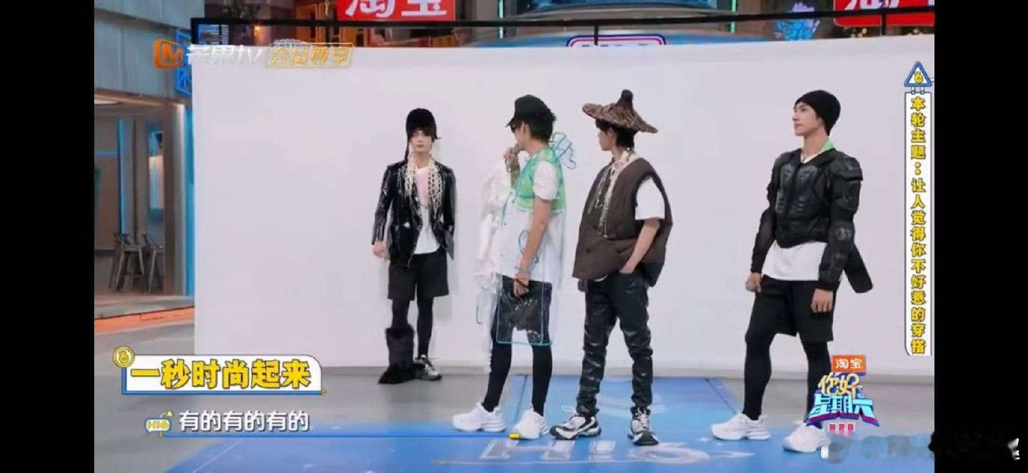 皮衣裹着酷飒，珍珠缀着温柔，半戴的帽子和单只毛鞋藏着随性，建模脸一撑，再混搭的造