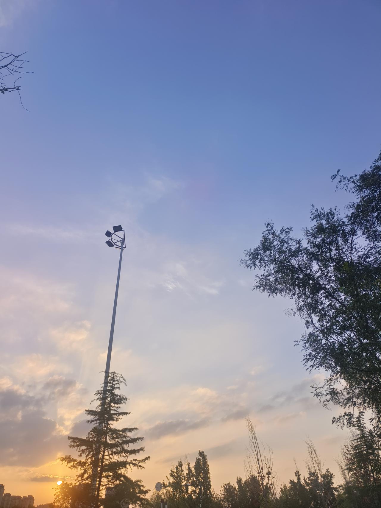 突然间我就不喜欢他了，以前喜欢他的时候整天一颗心都长在他身上。总想联系，想知