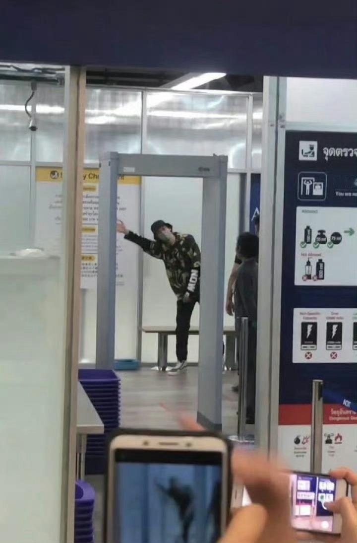 [哭哭]挥手手王鹤棣宋潜机｜王鹤棣咸鱼飞升​​​