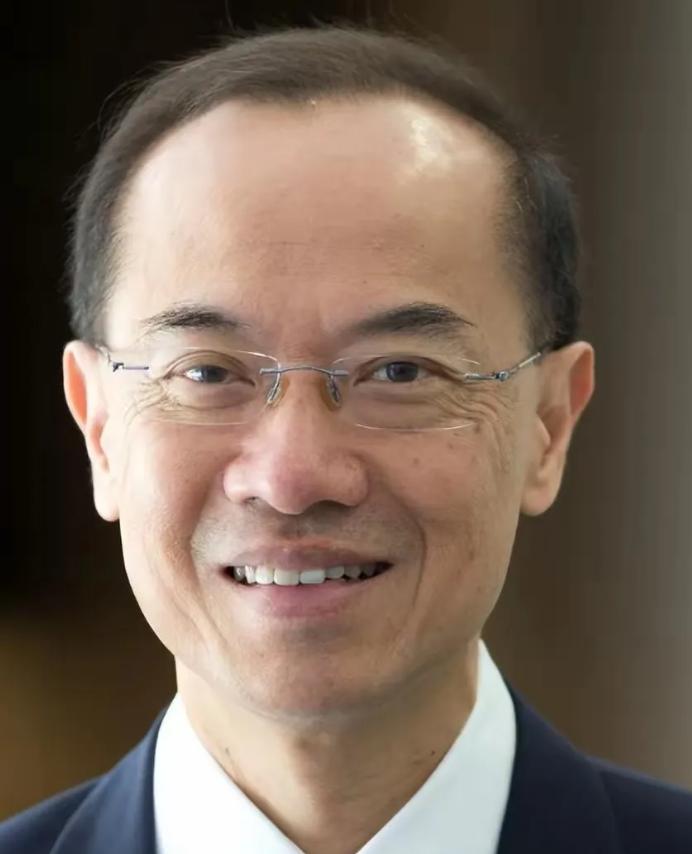 西方媒体天天拿着中国国防建设炒“威胁论”，新加坡前外长杨荣文在国立大学的演讲里，