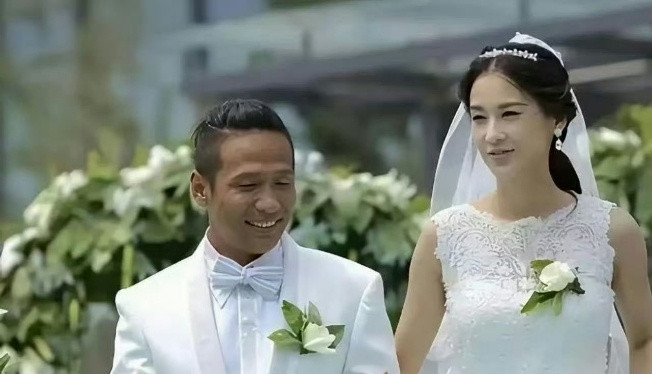 宋小宝的两任妻子二婚妻子神似黄圣依
