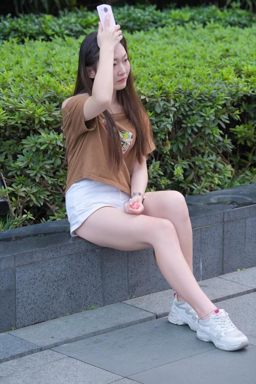 女生拥有一双大长腿是什么样体验?街拍美腿小姐姐，皮肤白皙。