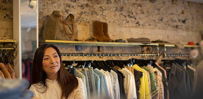 女子买完新衣服直接穿走，把旧衣服丢店里，几天后竟回去要老板赔。老板一愣，说以为女