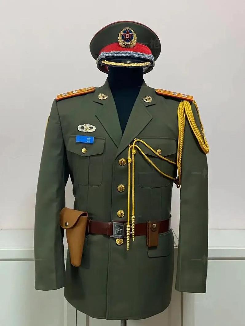 驻港部队的97式军服是中国人民解放军面向21世纪的新一代军服，主要装备驻港部队和