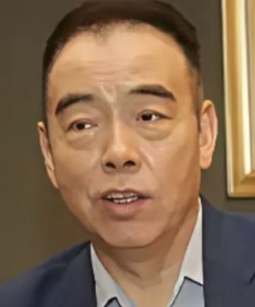 陈凯歌这个儿子和他越来越像了，一点也不像陈红，都说他遗传了陈红的美貌，真没看出来