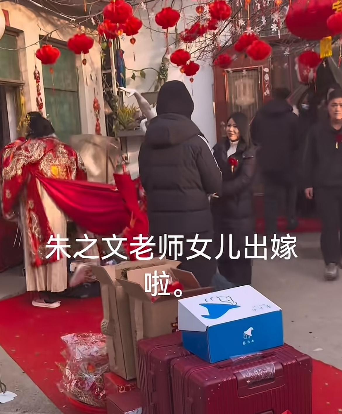 大衣哥女儿出嫁了，这样的状态真的让人大吃一惊啊，不过还是显得那么臃肿。作为大衣