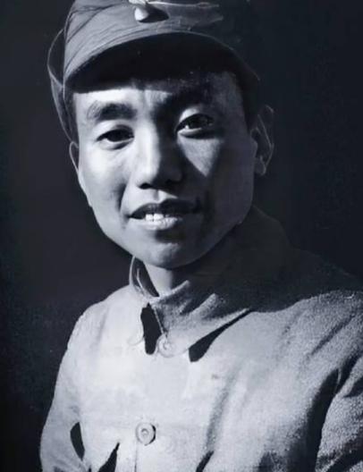 1931年，师长萧克在审讯时偶遇一名战俘，看到他被绑着，震惊之下，他立刻告诉守卫