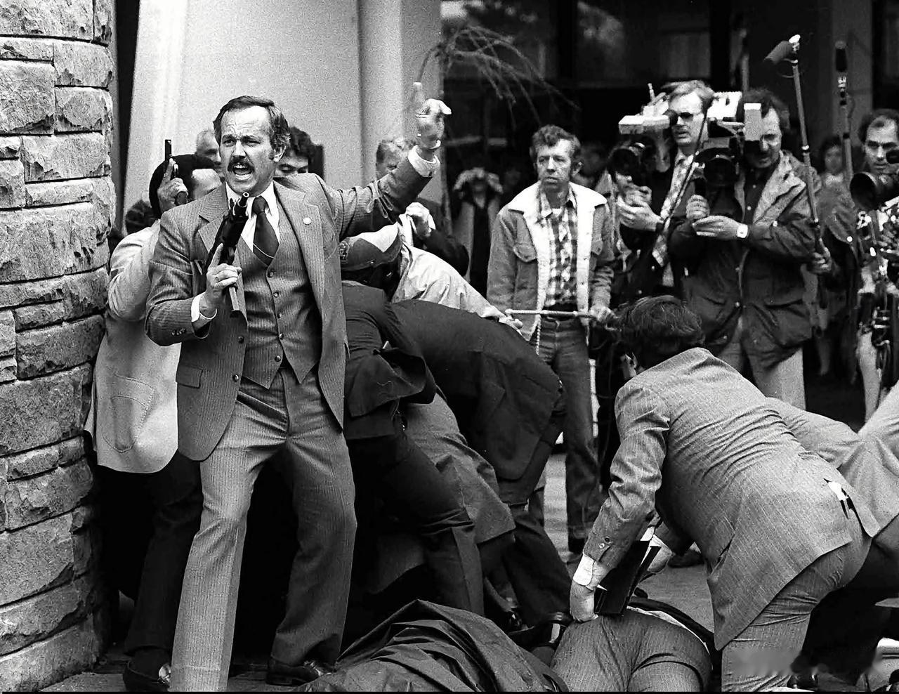 美国特勤局特工罗伯特·万科在1981年3月30日约翰·欣克利二世试图在华盛顿希尔