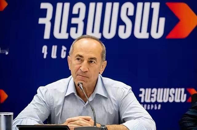 国家立场不能模糊，两边通吃已经不被认可了有几个新闻线索，组合起来看就很有意思了