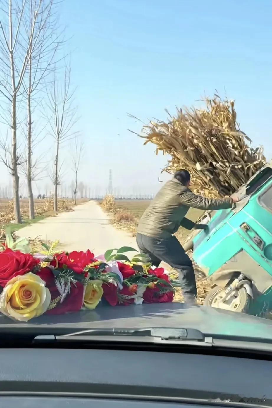 婚车都把三轮大哥逼成啥样了？因为婚车不能走回头路，寓意不好，三轮大哥毫不犹豫