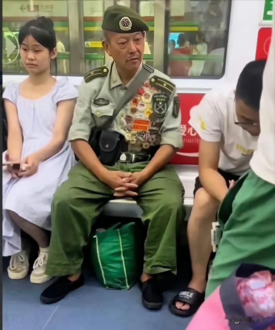傻瓜都看得懂，这又是一个假冒军人。对假冒军人行为，必须严厉打击，否则严重影响中