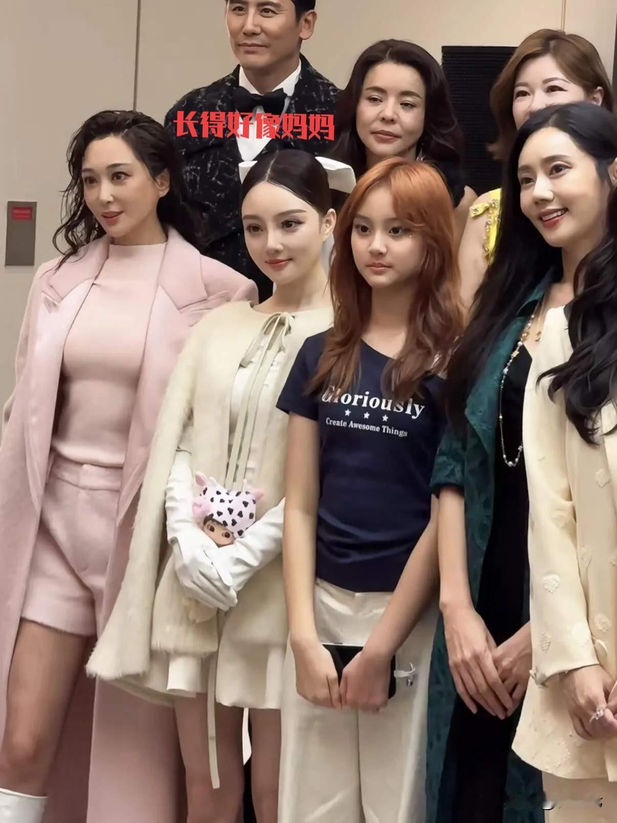 以前总觉得甜馨的妈妈满脸都是整容整出来的，直到看到甜馨长大后的照片，突然觉得甜馨