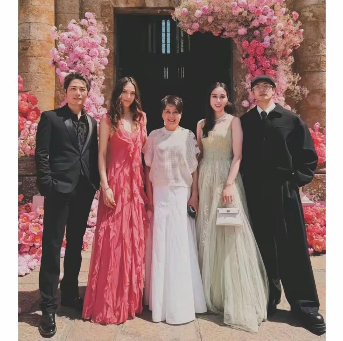 奚梦瑶晒照感谢婆婆原来奚梦瑶婚礼超大珍珠项链是婆婆的，这串澳白是赌王当年送四太的