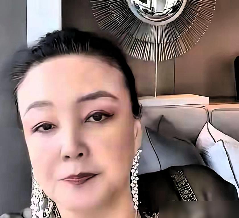 张兰，被儿子公开“切割”后，彻底变了。返京飞机上，她眼眶泛红，却笑着说：“这