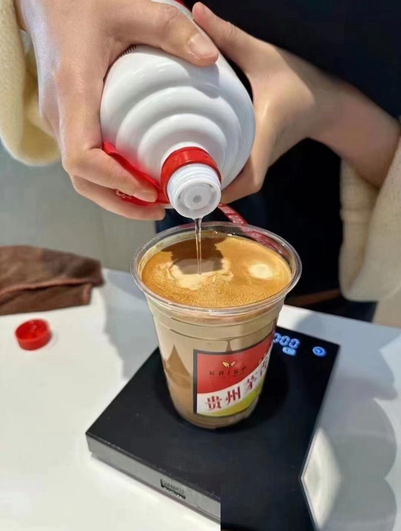 推开门准备买杯喝的，结果发现店里的软座全被自带保温杯的大爷大妈占领了，正聊得热火
