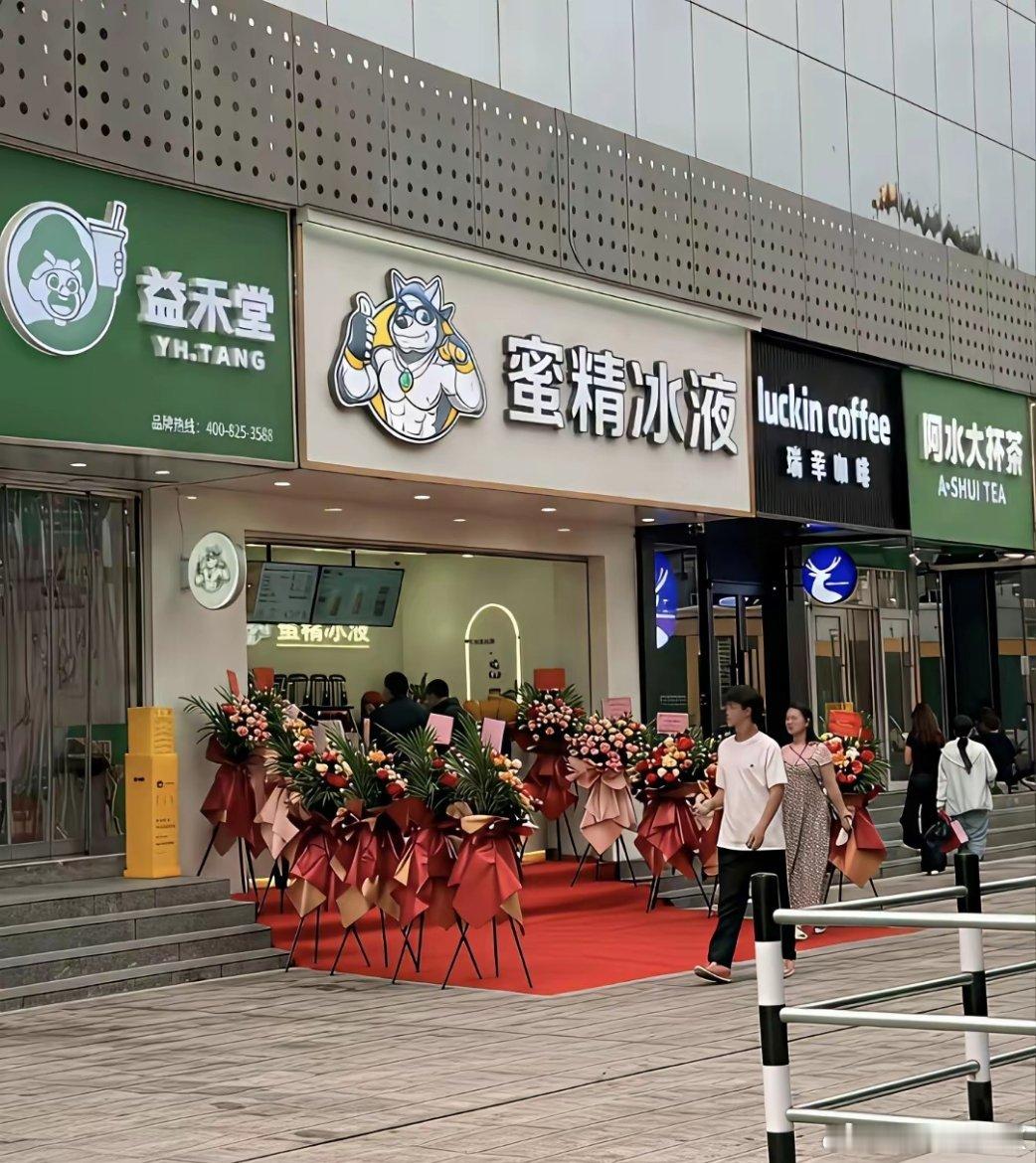 这是雪王的cosplay吗？说实话，我有点不敢去，怕喝到不好的东西