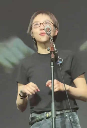 王菲欲哭无泪了!万万没想到，28岁的女儿窦靖童，居然在直播间说很怕遗传她亲爸