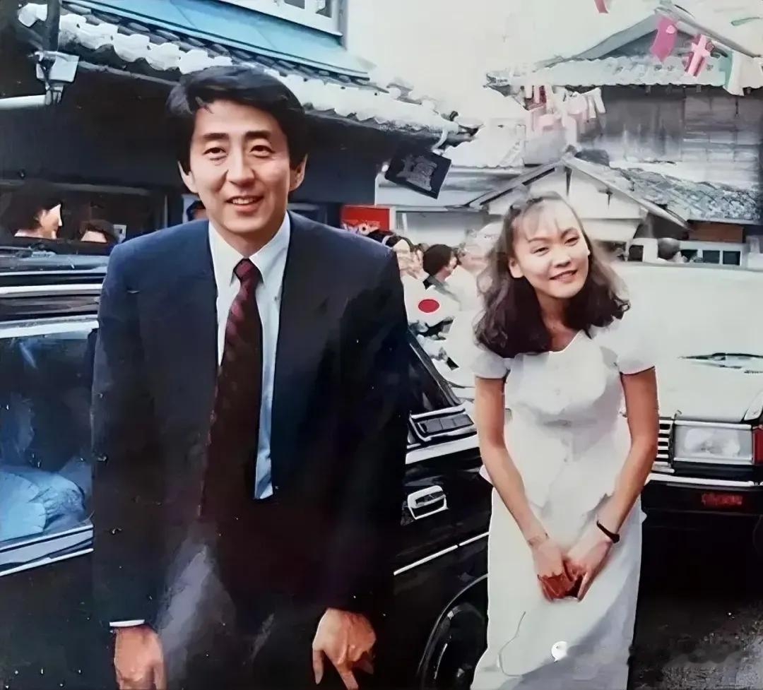 1987年，安倍晋三结婚不久，留下的一张老照片，镜头中的他西装革履，看起来非常的