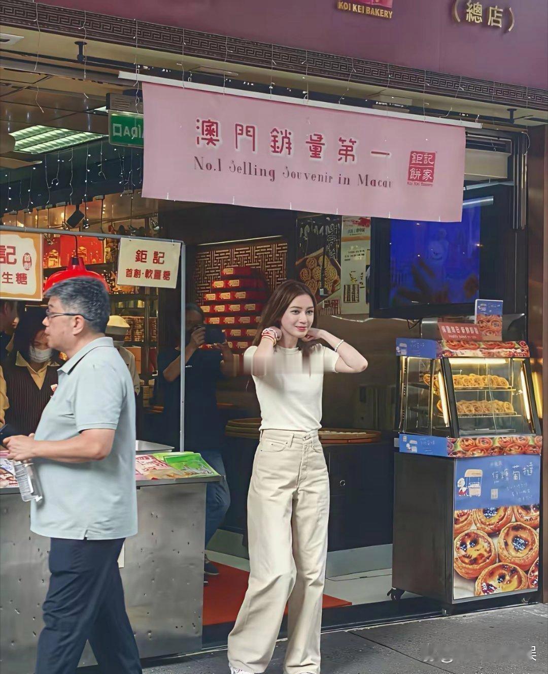 真没想到啊！现实里见到的女神比电视上还好看，怪不得那么多人追她！​​​