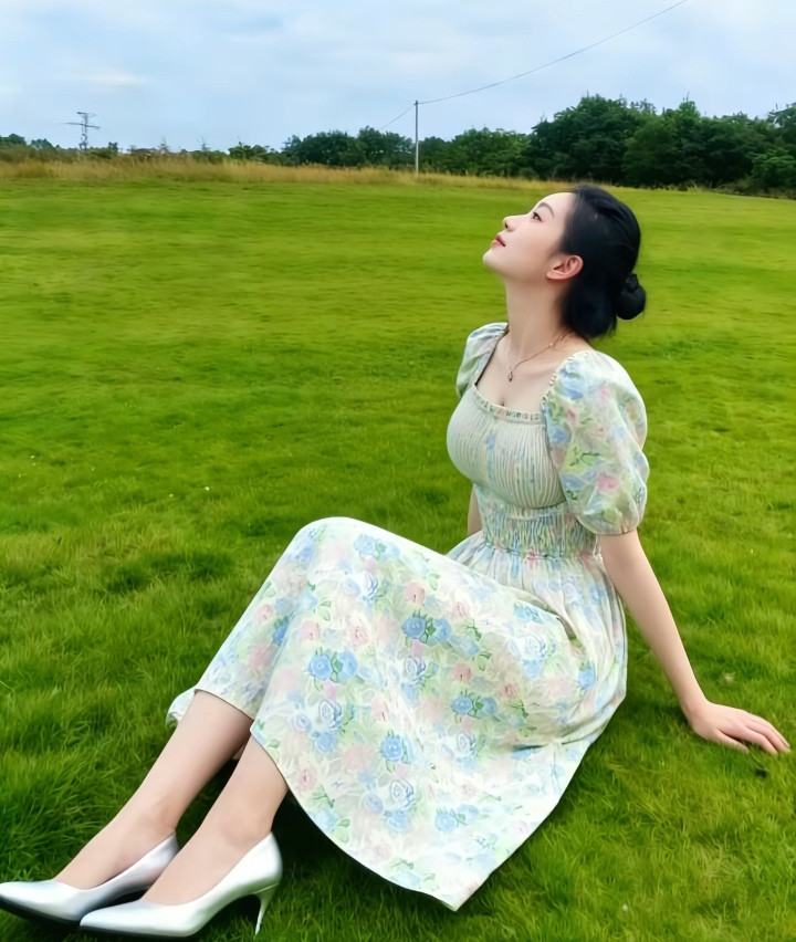 蓝天白云，绿草坪