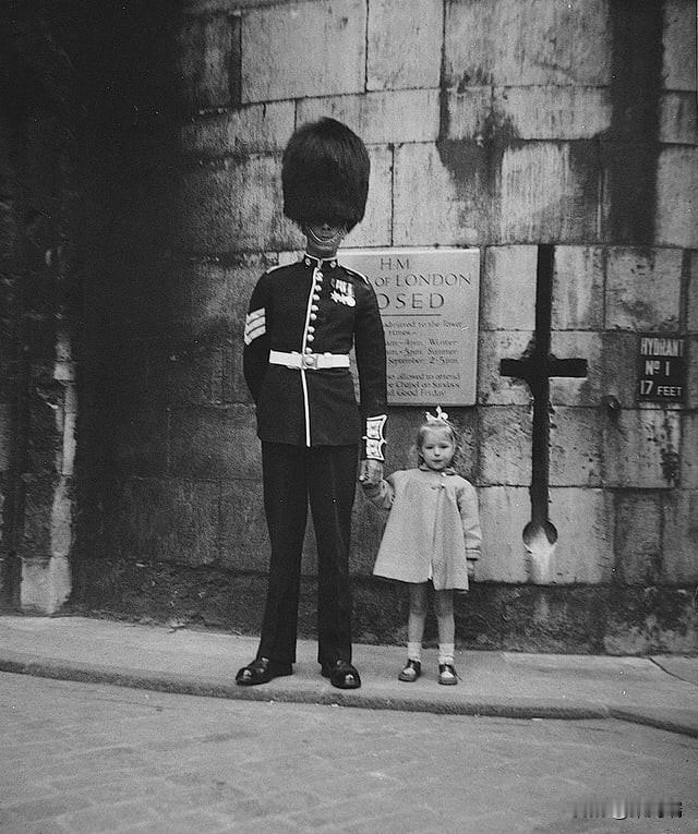这张照片捕捉到了1953年伦敦塔（TowerofLondon）一个罕见且