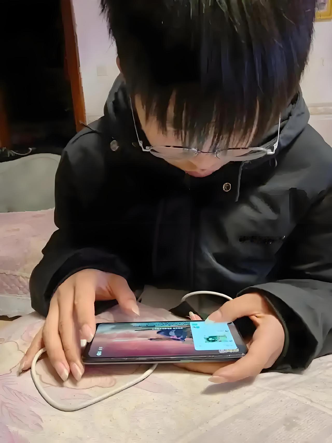孩子以学习为由玩手机家长该怎么办孩子以学习为由玩手机，这事儿真让家长头疼。我身