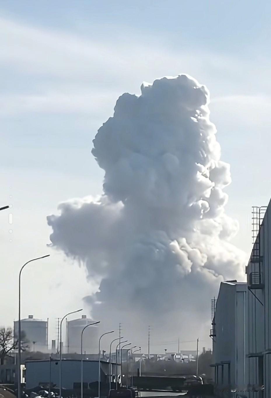 内蒙古包头一厂发生爆炸！太吓人了！这爆炸威力不小呀，现场都出现“蘑菇云”了，周