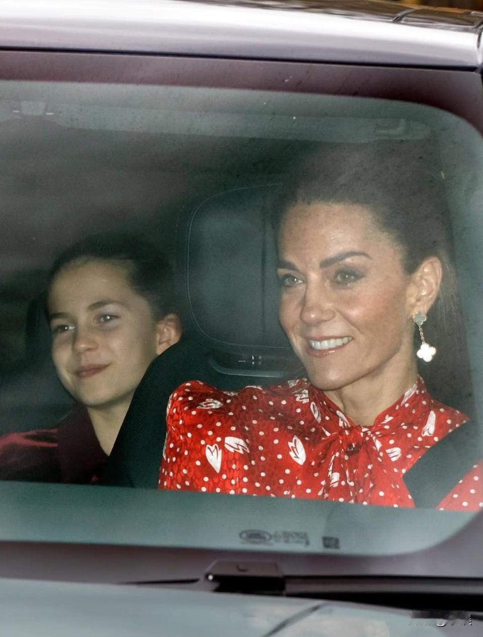 圣诞午宴！现实版的公主日记🎄凯特王妃一家抵达白金汉宫，要参加圣诞午宴。凯