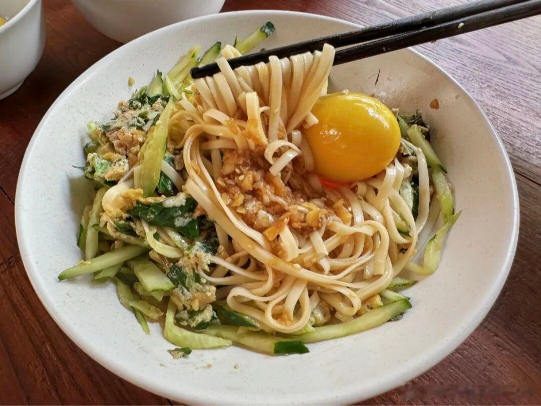 晒晒老家简单午饭，荆芥凉面配变蛋，三伏天吃比吃肉还开胃！自家种的荆芥炒鸡蛋，配上