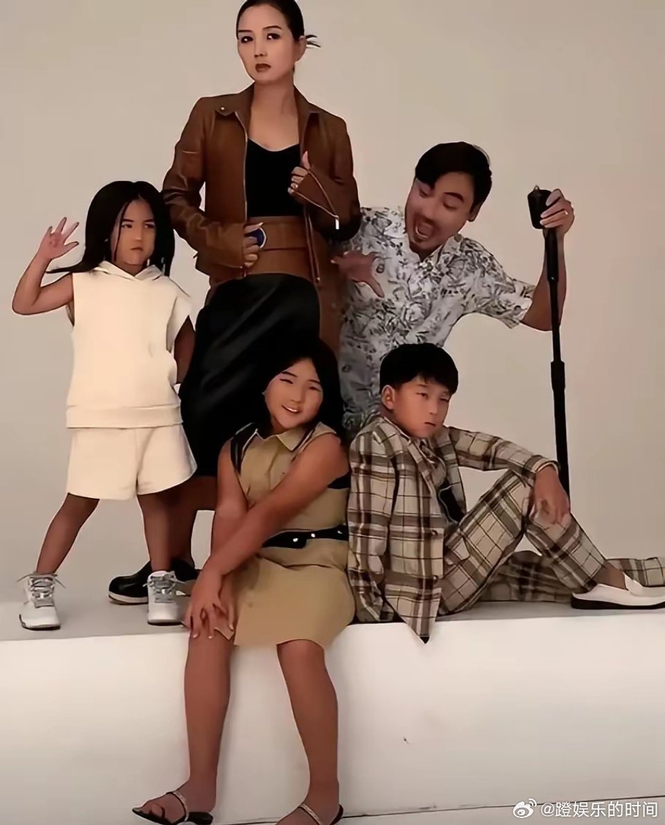 刁磊和何洁二婚，自己带一娃，离婚的何洁带两娃，然后婚后两人又生了一个，很轻松就组