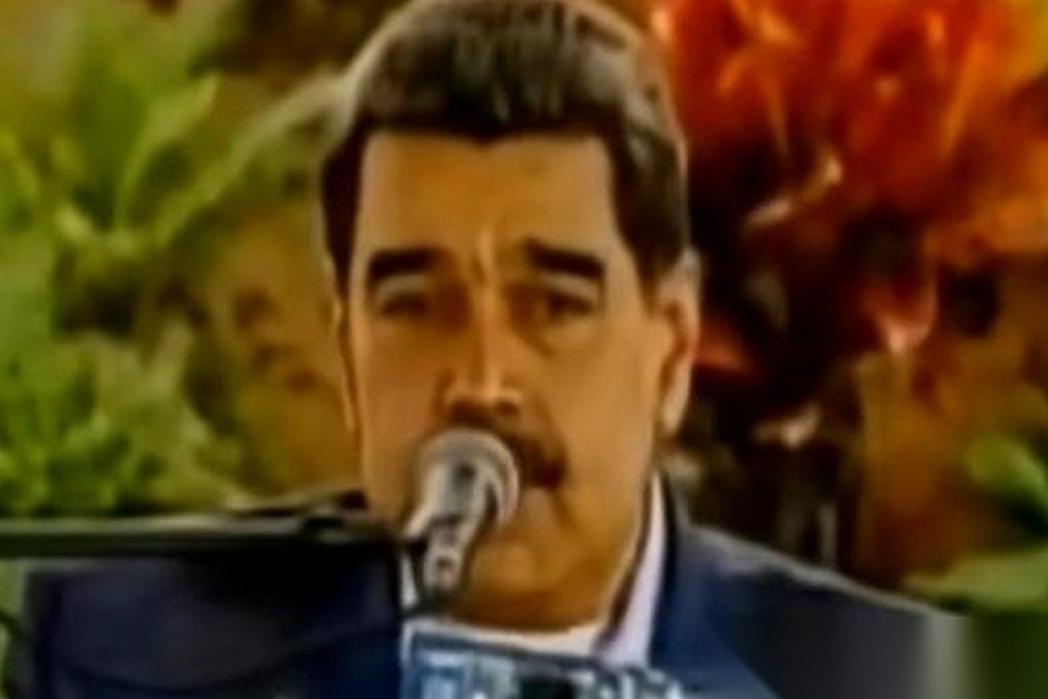 “噗”的一声。就这一声，把天大的牛皮给戳破了。委内瑞拉总统，马杜罗，在台上慷慨激