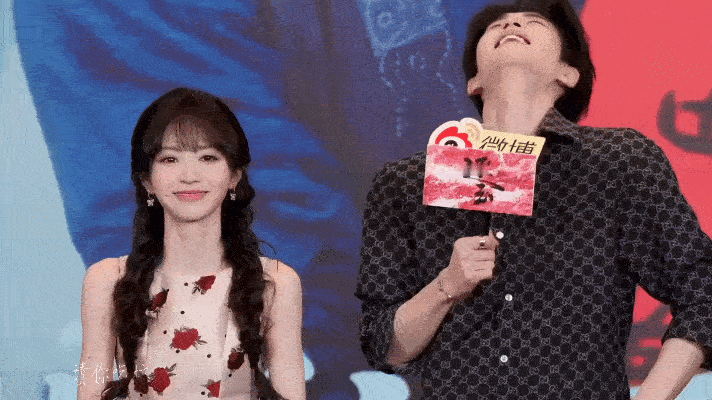 为了不漏出褶子，可以这样笑