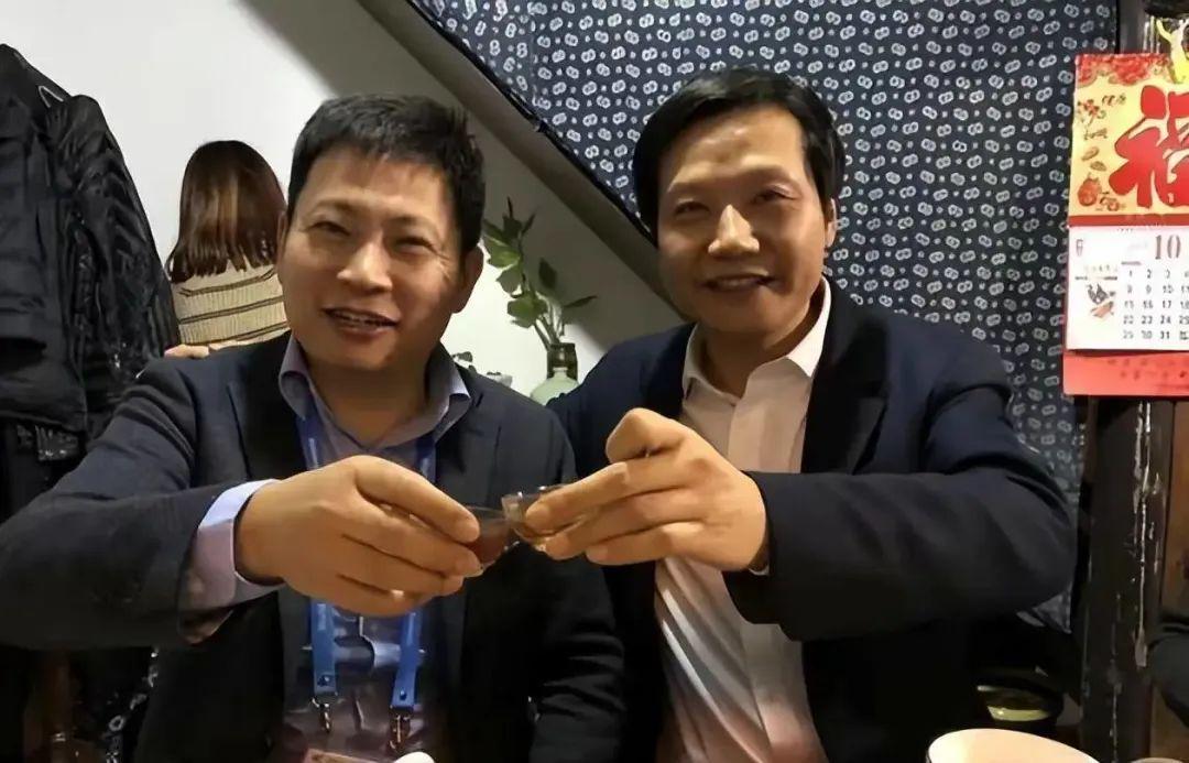独家揭秘！余承东雷军罕见划拳照曝光，2017年互联网大佬饭局背后的江湖往事