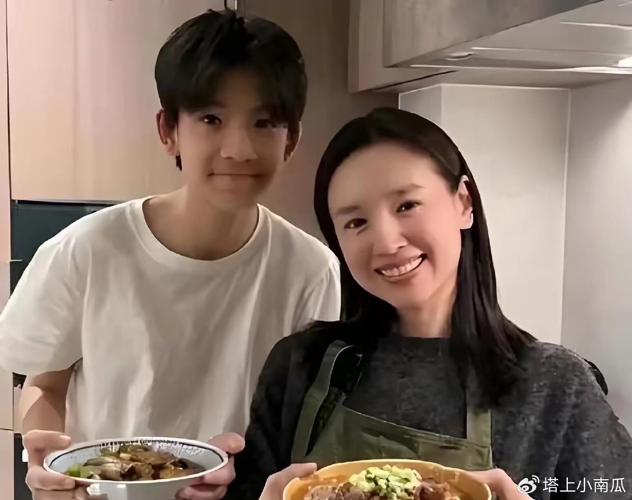 董洁这状态真的让人感慨🤍能接受她不结婚、不拍戏，就是没想到46岁站儿子身边，少