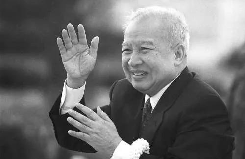 1971年，许世友宴请西哈努克亲王，亲王连喝十多杯，竟是白水！1971年