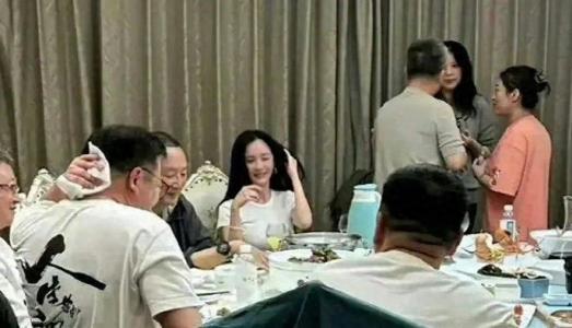 原来女明星们参加酒局是要素颜的，杨幂杨颖就是最好的证明。照片中的杨幂，身着一