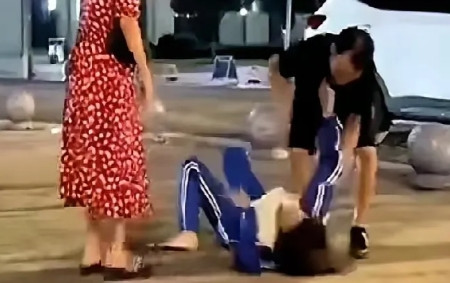千万不要离婚，伤的是孩子高考结束后，女孩得知父母已经离婚！躺在地上大哭，爸爸