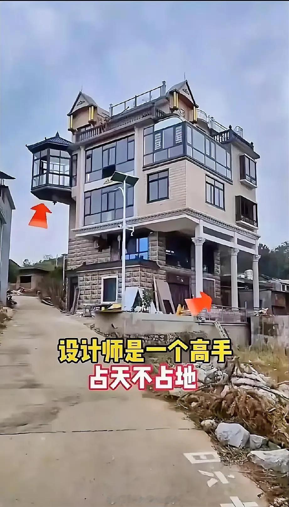 昨天回村里看到一栋农村小楼门前空地狭小，楼顶居然向外悬空搭了玻璃阁楼，这样不占路